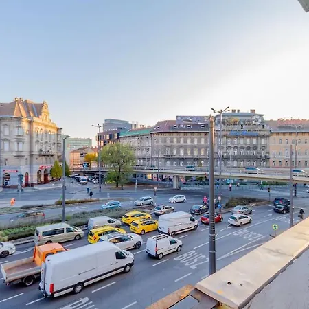B20 Keleti Sunrise Panoramic Appartement *